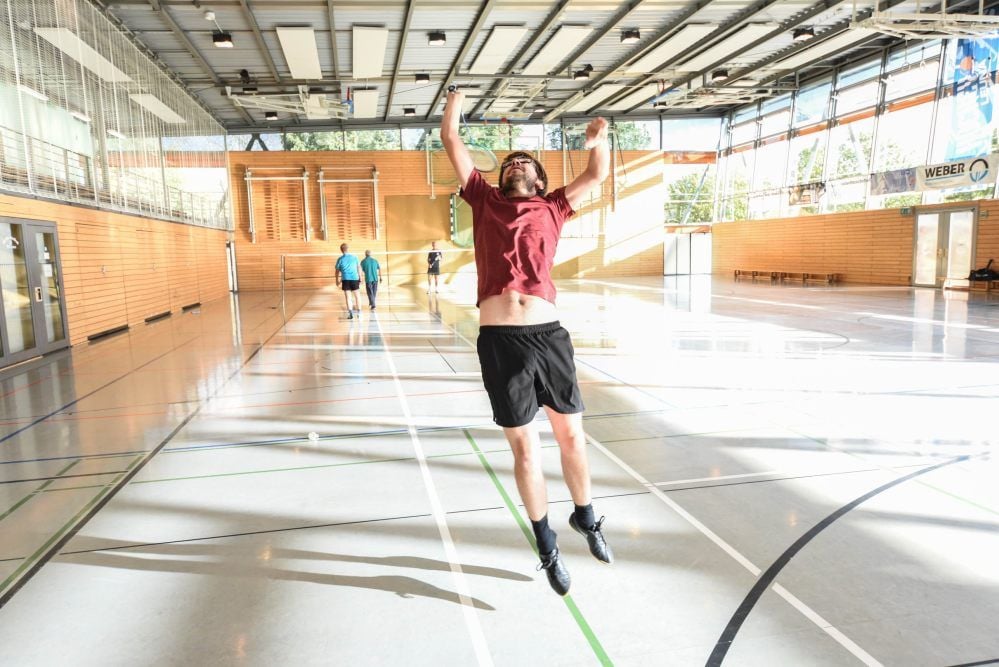 Der Schüler: Wer nicht richtig steht, muss zur Not zum Ball springen.