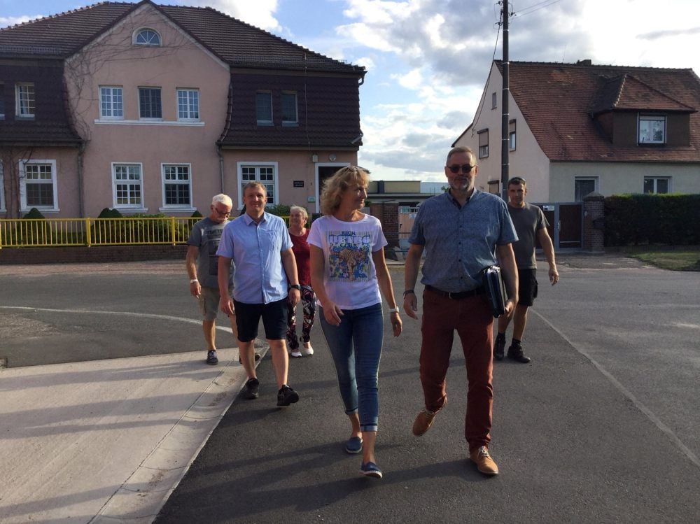 Der Ortsbürgermeister Uwe Groneberg (vorn im Bild) im Gespräch mit anderen Ortschaftsrätsmitgliedern und Bürgern.