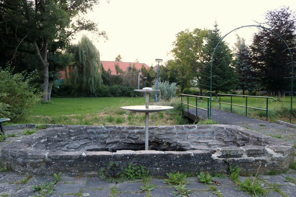Der Brunnen steht in Rotha.