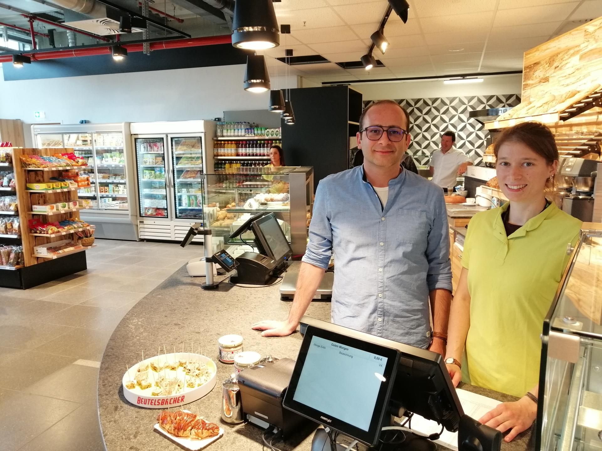 Mitinhaber Fabian Otto und Filialleiterin Sophie Bandt freuen sich auf die ersten Kunden.