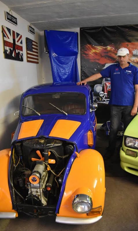 Der ganze Stolz des Jesseners Torsten Kuhl ist dieser blau-orangene Fiat Topolino, der seit 50 Jahren im Besitz der Familie ist und mit dem es auch schon in den Urlaub ging.