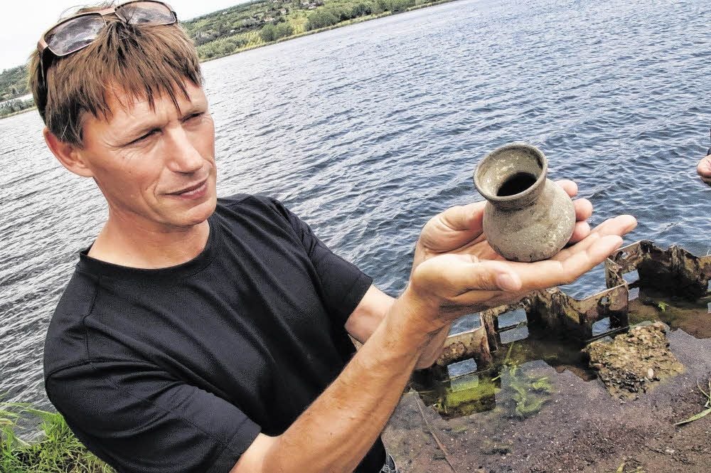 Projektleiter Sven Thomas mit einem im See gefundenen intakten Gefäß.