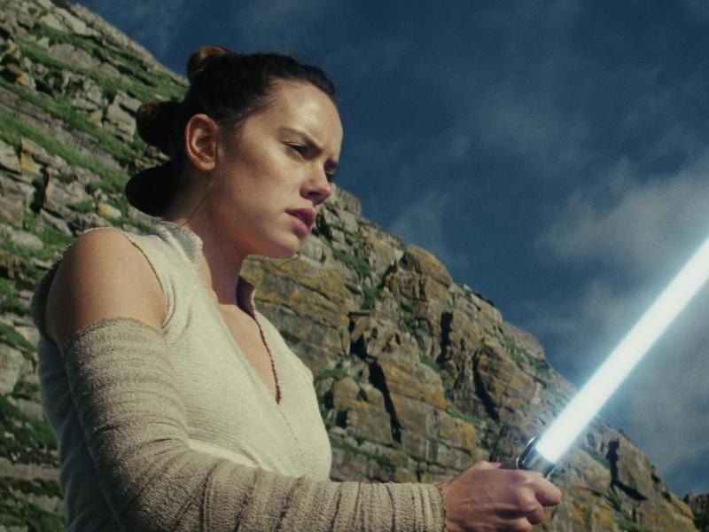 Daisy Ridley als Rey in einer Szene des neuen „Star Wars”-Films. Foto: Lucasfilm