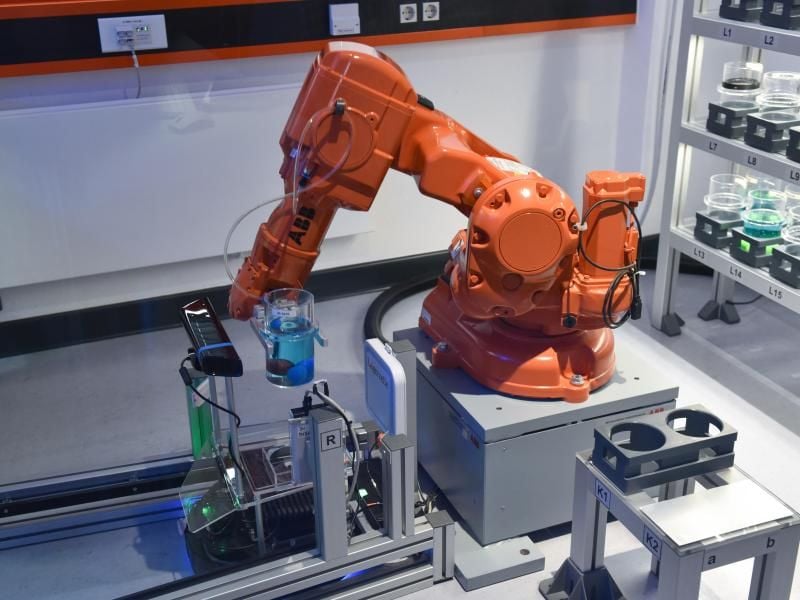 Ein Roboter der Modellfabrik Uni Kassel. Foto: Uwe Zucchi