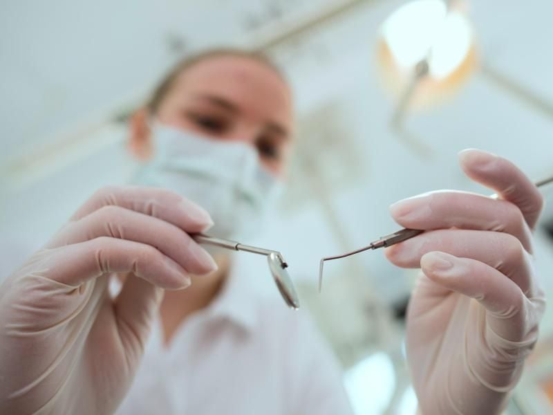 Lassen sich Patienten im Ausland behandeln, sollten sie zunächst einen Heil- und Kostenplan anfordern. Andernfalls übernimmt die Krankenkasse unter Umständen keine Zahnarztkosten. Foto: Andreas Gebert