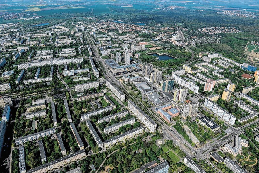 Dieses Luftbild von Halle-Neustadt ist gelistet als „891“ und kann im MZ-Bildershop bestellt werden.
