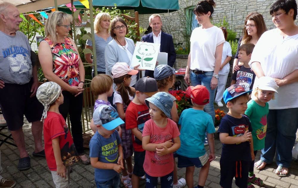 Martina Kolbe, Geschäftsführerin der Landesvereinigung für Gesundheit, überreicht an Kita-Leiterin Cornelia Jesswein (3.v.r.) die Auszeichnung.