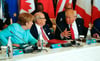US-Präsident Donald Trump (r) spricht mit  Bundeskanzlerin Angela Merkel und dem Präsidenten von Tunesien, Beji Caid Essebsi, beim G7-Gipfeltreffen in Taormina.