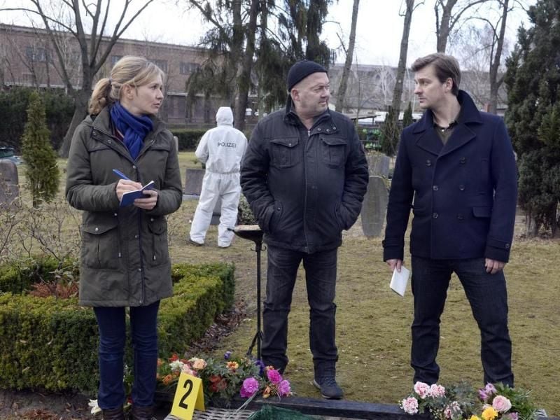 Linett Wachow (Stefanie Stappenbeck, l-r), Otto Garber (Florian Martens) und Sebastian Klöckner (Matthi Faust) am Tatort, einem Friedhof. Foto: Katrin Knoke/ZDF