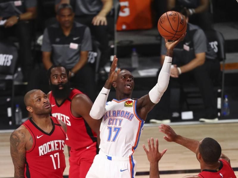 Zeigte beim Spiel gegen die Houston Rockets eine reife Leistung: Dennis Schröder (M) von den Oklahoma City Thunder. Foto: Kim Klement/Pool USA Today Sports/AP/dpa