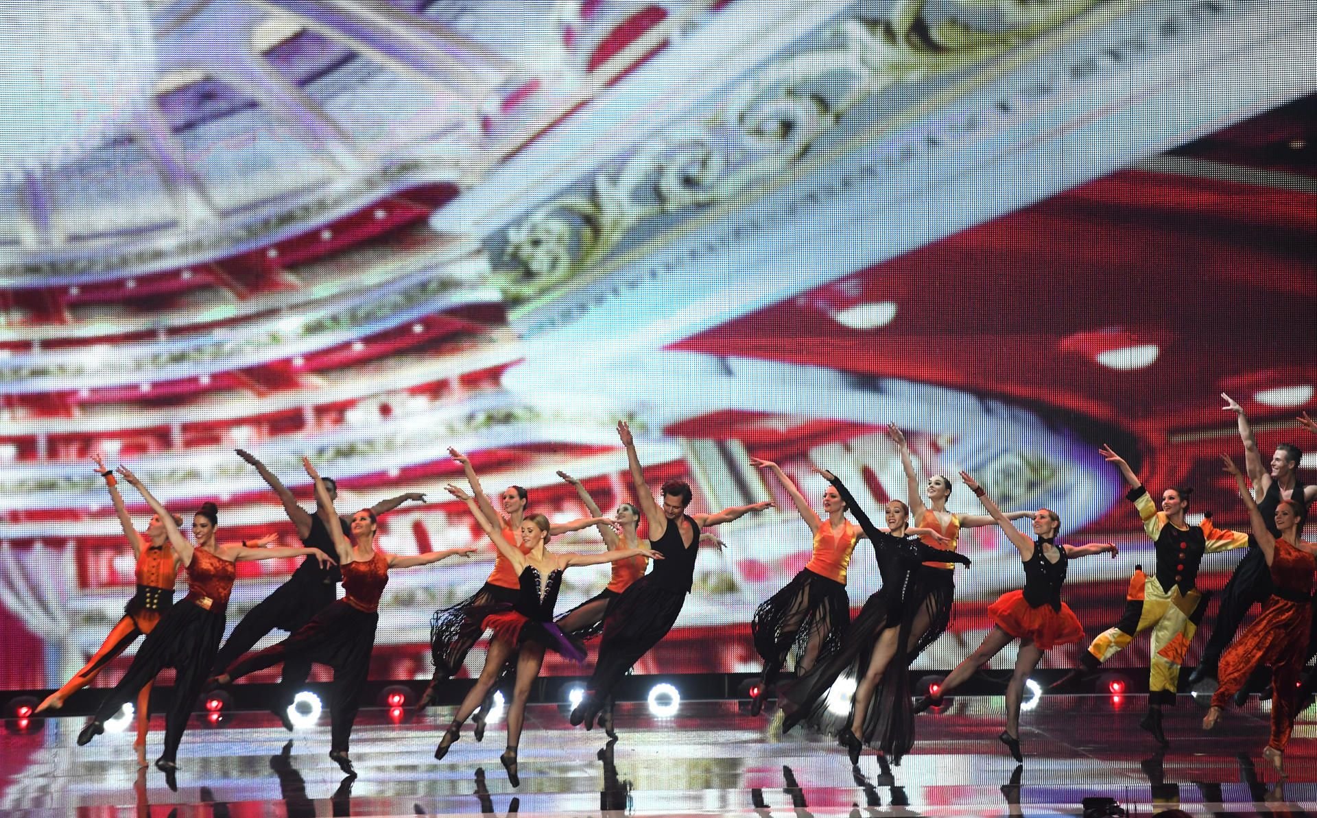Bald Geschichte: Mitglieder des deutschen Fernsehballetts tanzen während der 22. Verleihung der „Goldenen Henne“ in der Neuen Messe Leipzig.