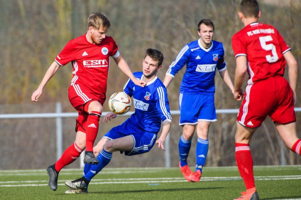 Kapitän Jonas Weise (l.), hier in der Partie gegen Herrengosserstedt, will morgen im Landesklasse-Punktspiel beim Tabellenzweiten TSV Leuna mal wieder für die Freyburger treffen.