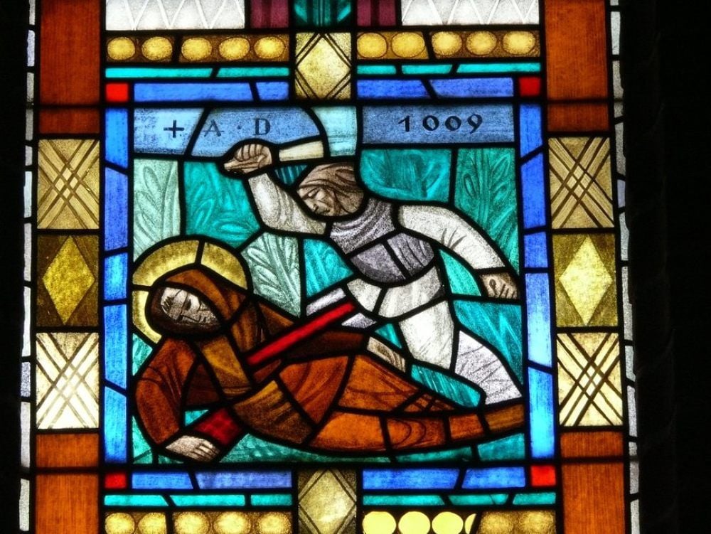In der Kirche im polnischen Łomza ist die Ermordung im Fensterglas (o. r.) verewigt.