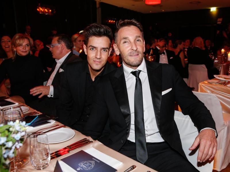 Mark Keller mit seinem Sohn Aaron bei der „Laughing Hearts”-Gala in Berlin. Foto: Gerald Matzka/zb/dpa