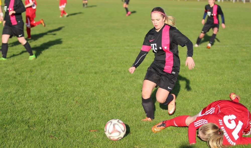 Wacker Rottleberode (schwarz,) war im Duell gegen Magdeburg II nicht zu stoppen. Am Ende hieß es 3:0.