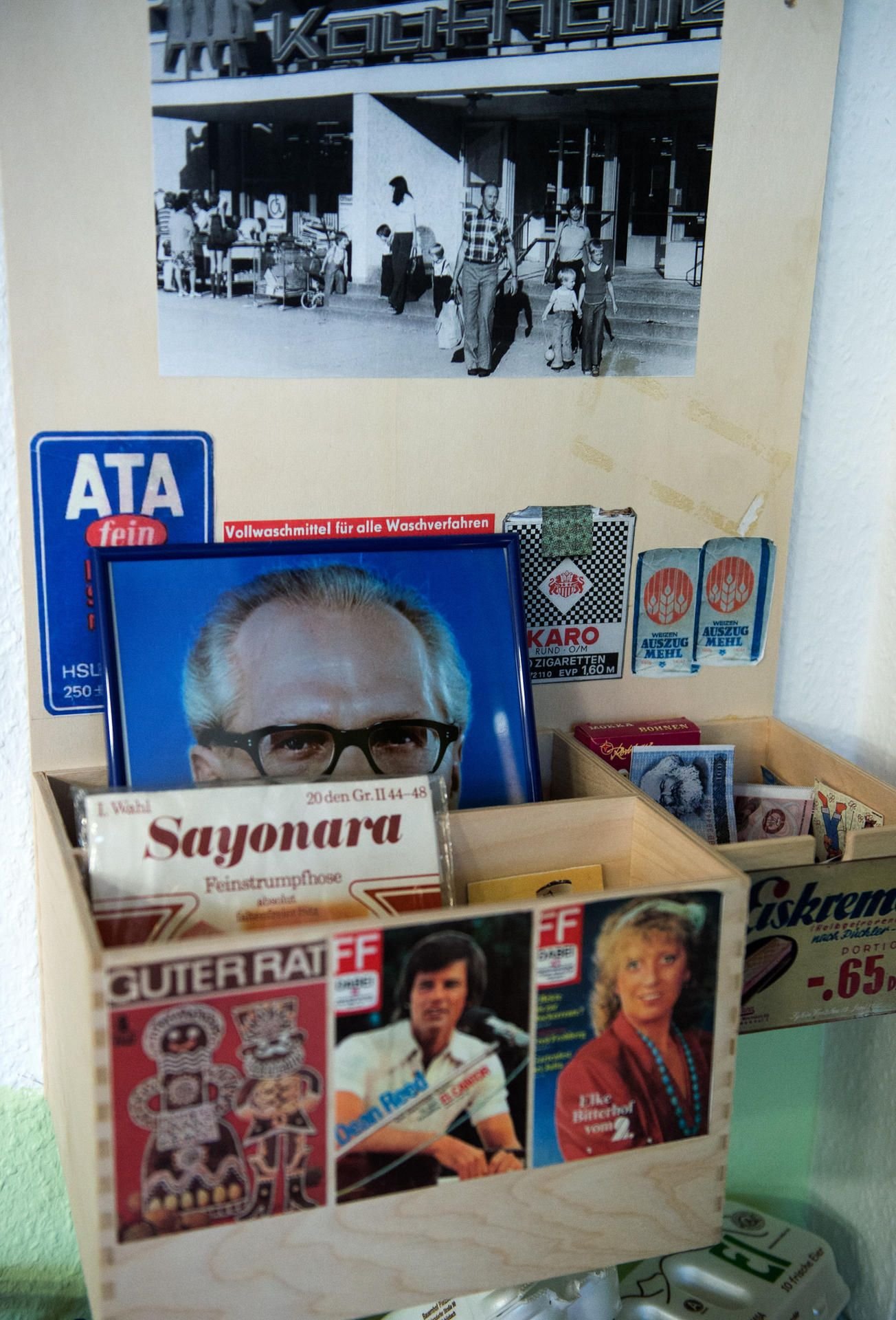 Selbst Erich Honecker findet sich in dem DDR-Raum im Seniorenheim wieder.
