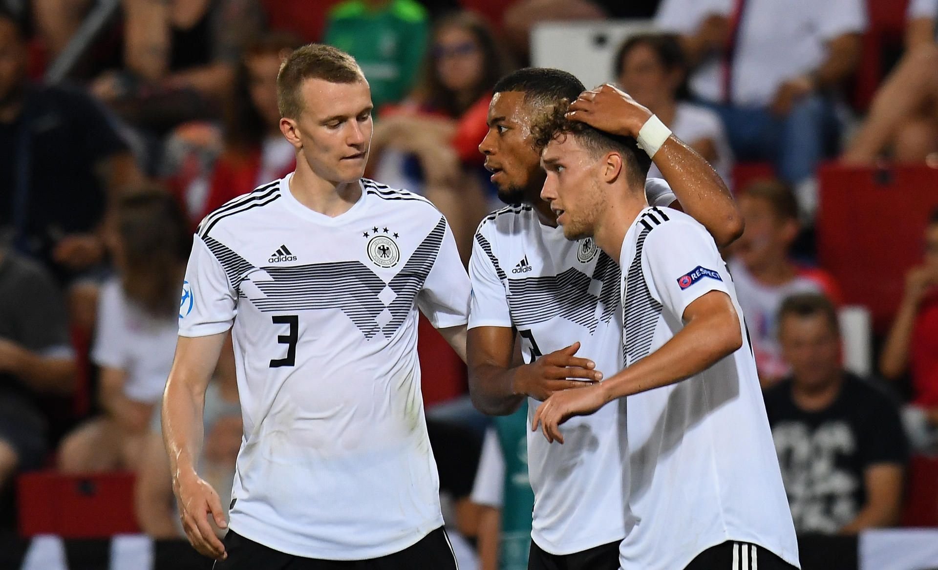 Luca Waldschmidt (r.) lässt sich nach seinem Treffer feiern.