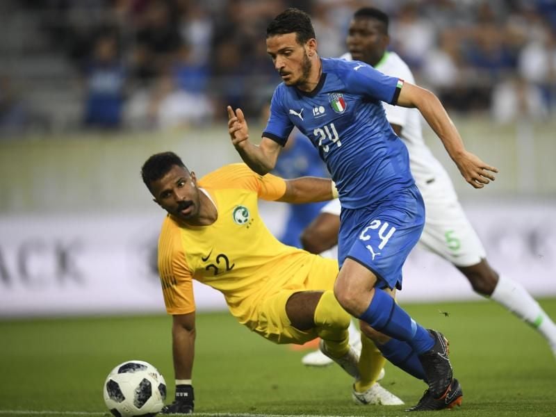 Italiens Alessandro Florenzi (r) versucht Saudi-Arabiens Torwart Mohammed Al-Owais zu umspielen. Foto: Gian Ehrenzeller/Keystone