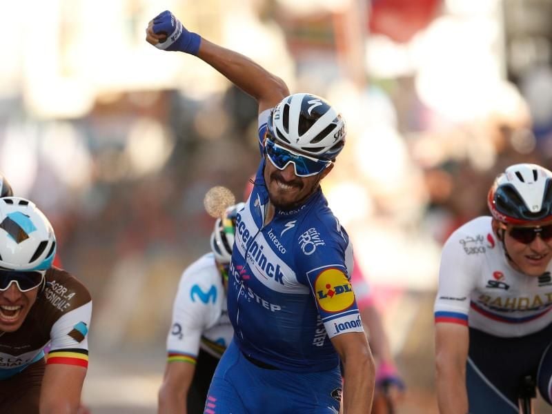 Noch nicht in Bestform: Vorjahressieger des Klassikers Mailand - Sanremo: Julian Alaphilippe (M) aus Frankreich. Foto: Yuzuru Sunada/BELGA/dpa