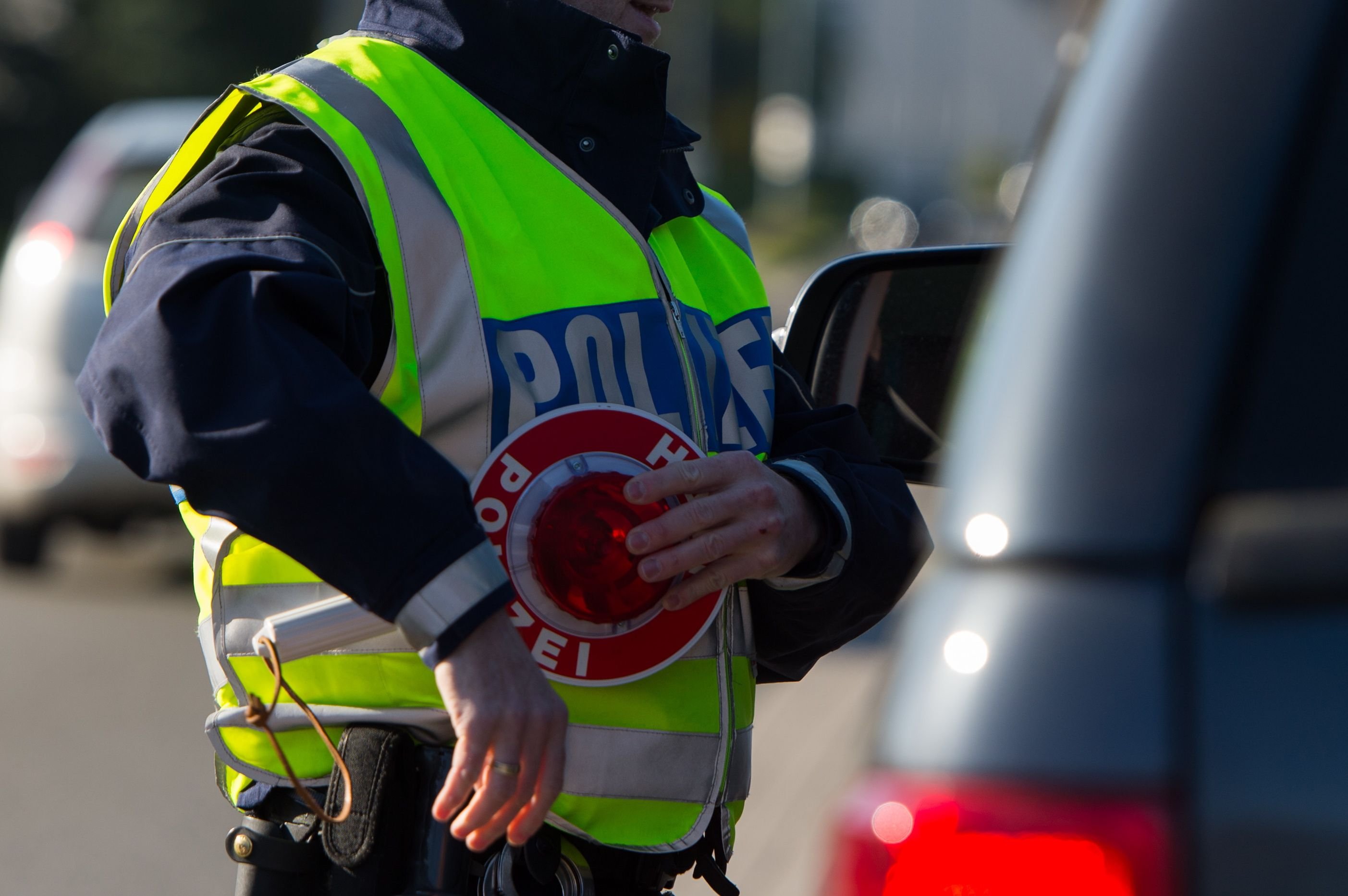 Ein Polizeibeamter bei einer Verkehrskontrolle.