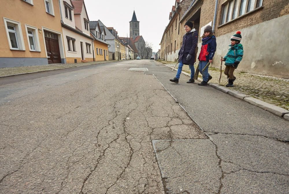 Tiefe Risse haben sich auf der Fahrbahn in der Nicolaistraße gebildet.