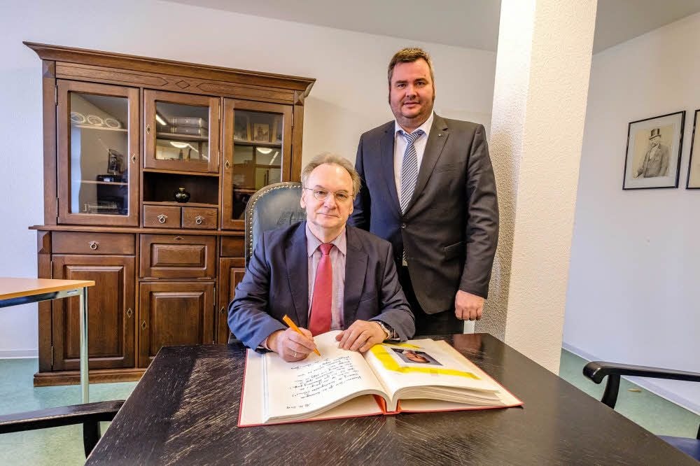 Den Termin am Dienstag hat Bürgermeister Enrico Schilling genutzt. Der Ministerpräsident Reiner Haseloff steht nun im Ehrenbuch der Stadt.