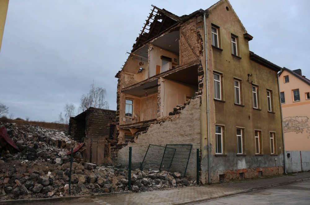 Im Grünen Weg in Eisleben stürzte ein Wohnhaus teilweise ein. Verletzt wurde niemand.