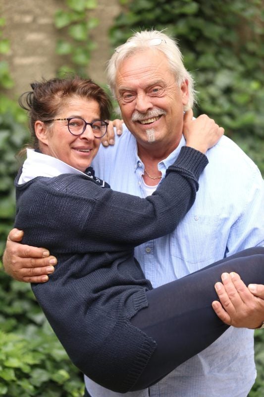 Klaus-Peter Koschut trägt seine Frau immer noch auf Händen.
