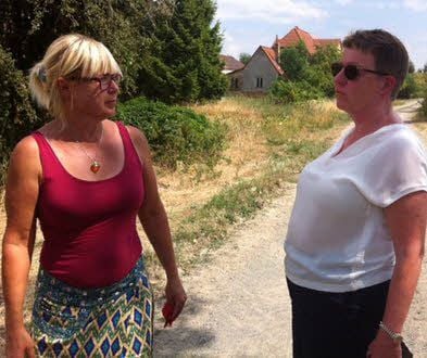 Claudia Dalbert (r.) im Gespräch mit Peggy Guszahn