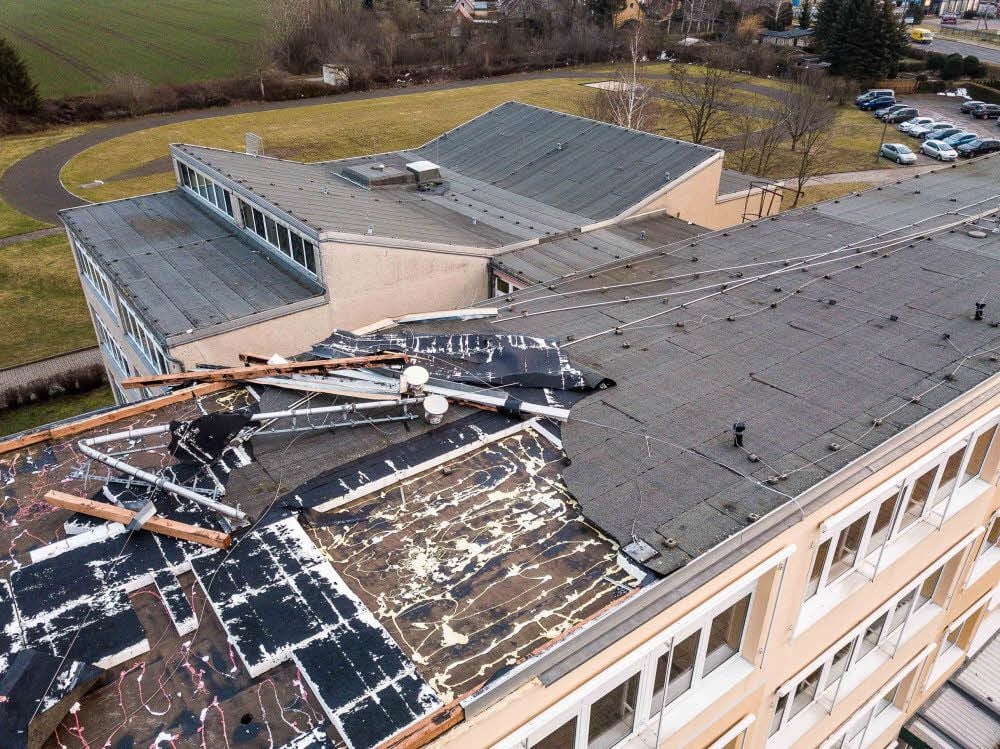 Der Richtfunkmast war vom Sturm auf das Dach der Albert-Schweitzer-Schule umgerissen worden.