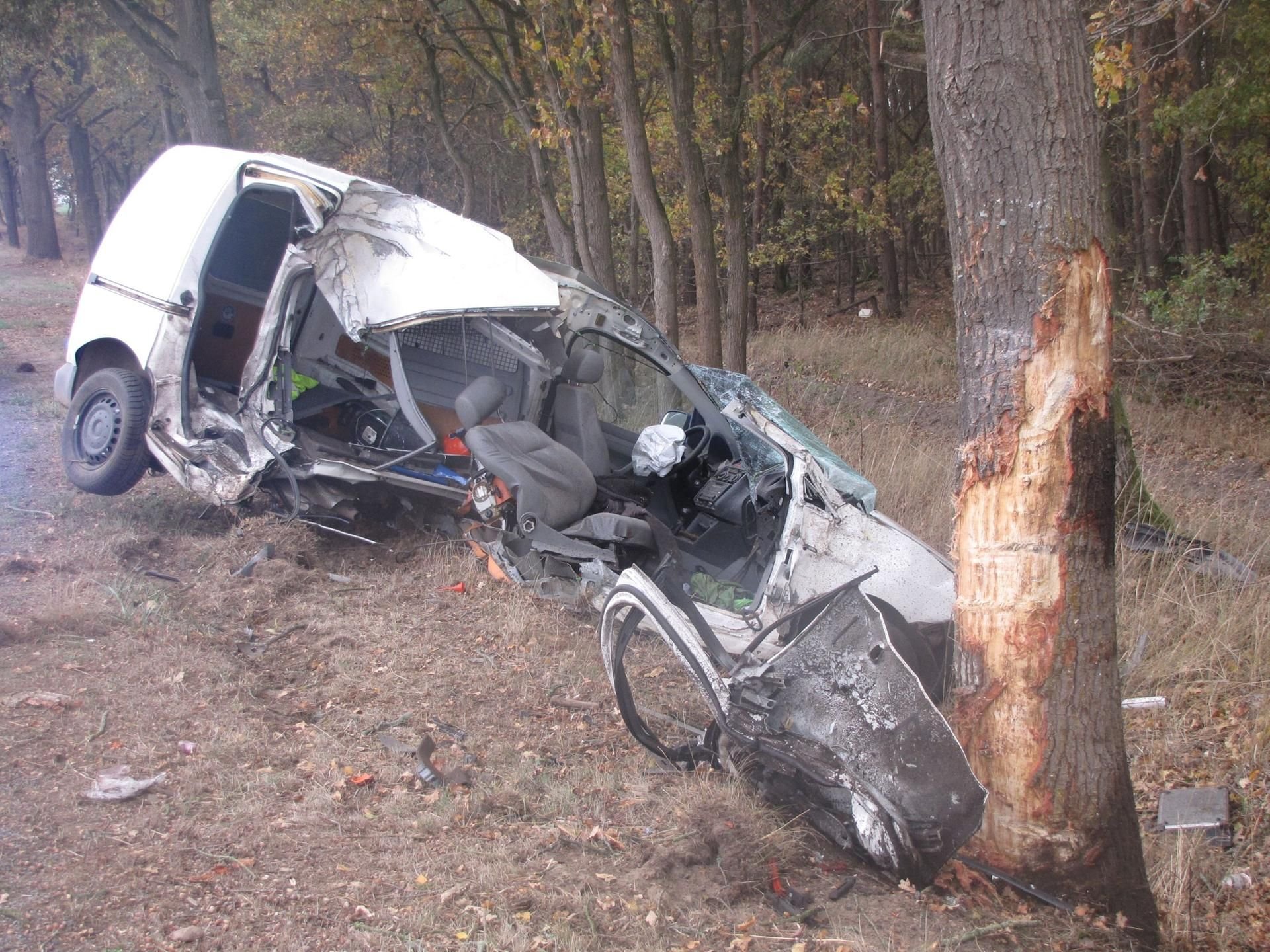 Typischer Fall von Glück im Unglück: Die Autofahrerin entstieg diesem Unfallwrack nahezu unverletzt.