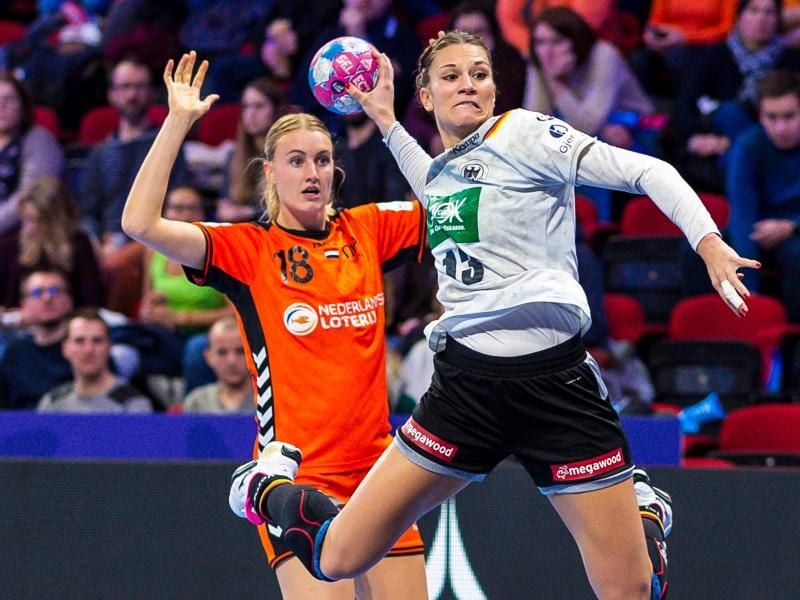 Die deutsche Nationalspielerin Julia Behnke kommt vor der Niederländerin Kelly Dulfer zum Wurf auf das Tor. Foto: M. Wolf/wolf-sportfoto