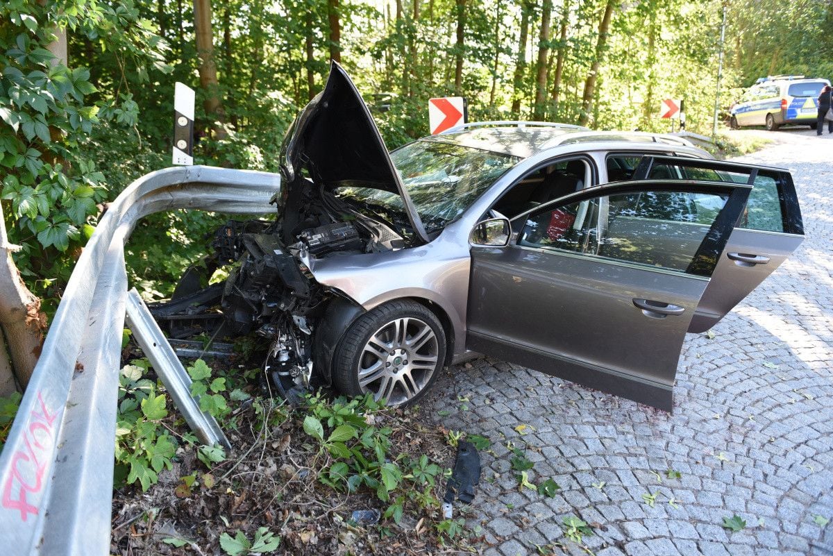 Die Insassen des Unfallfahrzeuges, ein 83-Jähriger und eine 80 Jahre alte Beifahrerin wurden verletzt in ein Krankenhaus gebracht.