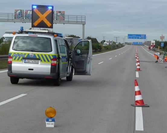 Ein Fahrzeug der Autobahnpolizei an der Unfallstelle auf der A2 bei Magdeburg.