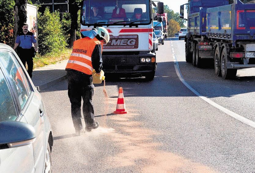 Dicht an dicht drängten sich die Fahrzeuge an der Ölspur vorbei. Manche Fahrer ignorierten die Absperrkegel, die die Polizei aufgestellt hatte.