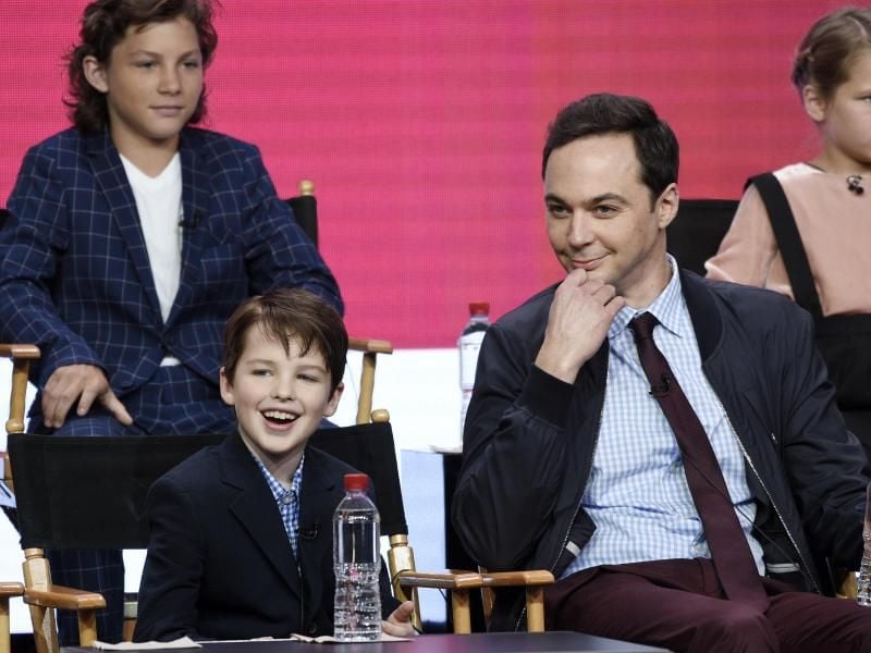 Iain Armitage (vorne, l) und Jim Parsons (vorne, r) in Beverly Hills bei einer Diskussions- und Fragerunde. Foto: Chris Pizzello