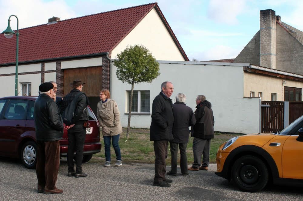 Wo sich heute ein Flachbau erstreckt, stand in Schadewalde einst das Lehmhaus von Meta Dümichen, die den geflohenen Häftling Joachim Weidauer aufnahm.
