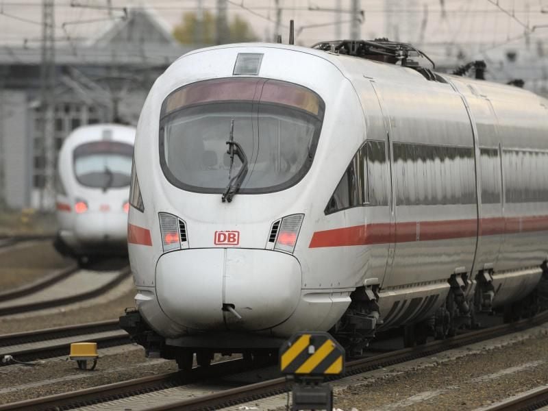 Zwei ICE T stehen auf dem Betriebsbahnhof Rummelsburg in Berlin. Foto: Soeren Stache/Archiv