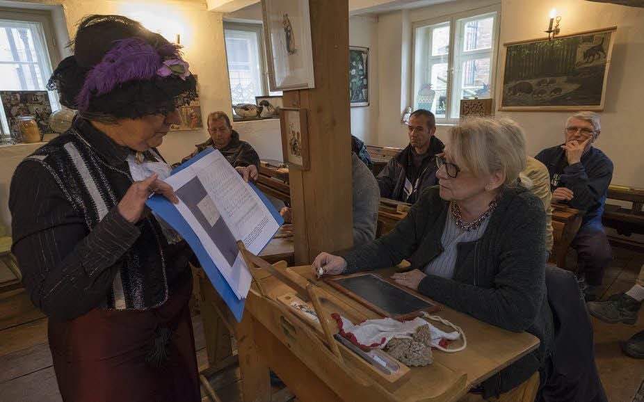 „Klassenlehrerin“ Gabriele Schober führt die Mitarbeiter und Projektteilnehmer vom VHS-Bildungswerk Quedlinburg durch eine Unterrichtsstunde in der Alten Elementarschule Gernrode, wie sie gut und gerne vor 100 Jahren stattgefunden haben könnte.