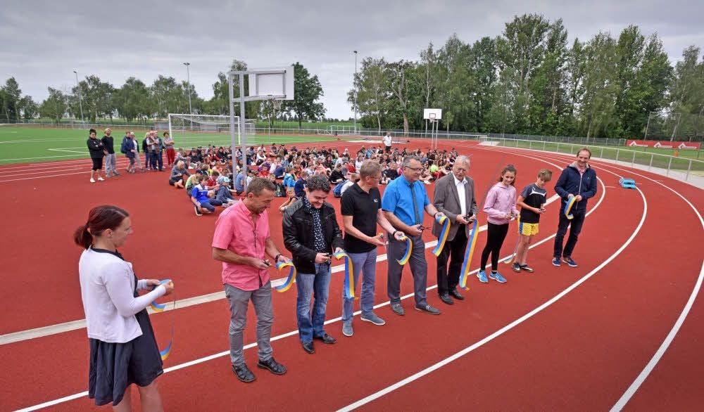 Während des Sportfestes der Sekundarschule wird es offiziell. Das Band wird durchgeschnitten, die Anlage geht in Betrieb.