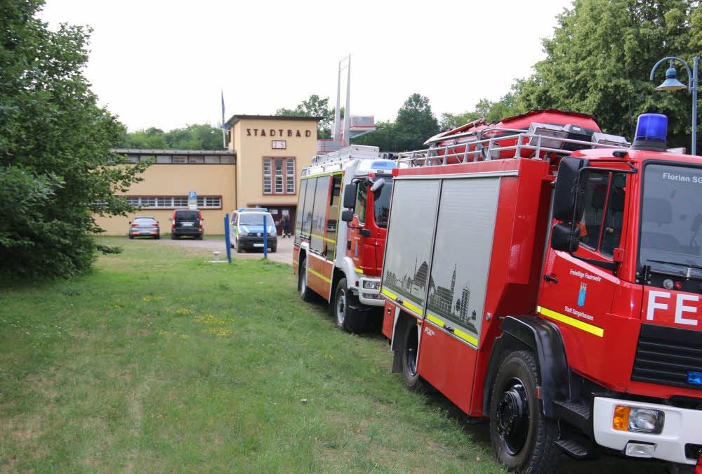 Feuerwehren und ein Streifenwagen vor dem Sangerhäuser Stadtbad.
