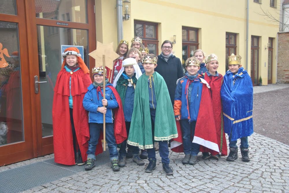 Junge Sternsinger um Gemeindereferentin Franziska Scherf (Mitte). Ihnen hat sie eine bunte Mischung aus 14 Lieder zusammengestellt.
