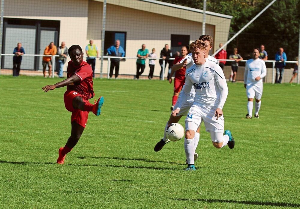 Kone Morifere (links) traf zum zwischenzeitlichen 2:1 für den SV Kelbra im Spiel gegen Fortuna Magdeburg.