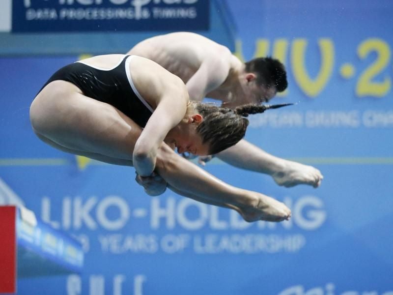 Holten beim Mixed-Synchronspringen bei der EM in Kiew Silber: Tina Punzel (l) und Lou Massenberg. Foto: Efrem Lukatsky/AP