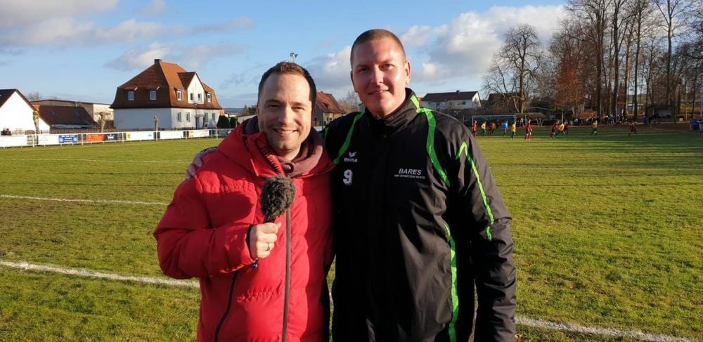Julian Kovatsch (r.), Vorsitzender des Wohlmirstedter SV und des SV Kaiserpfalz, mit MDR-Moderator Mario D. Richardt.