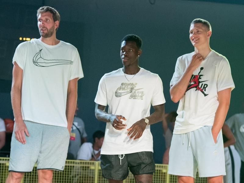 Dirk Nowitzki (l-r), Dennis Schröder und Moritz Wagner stehen bei der Veranstaltung eines Sportausrüsters beisammen. Foto: Jörg Carstensen