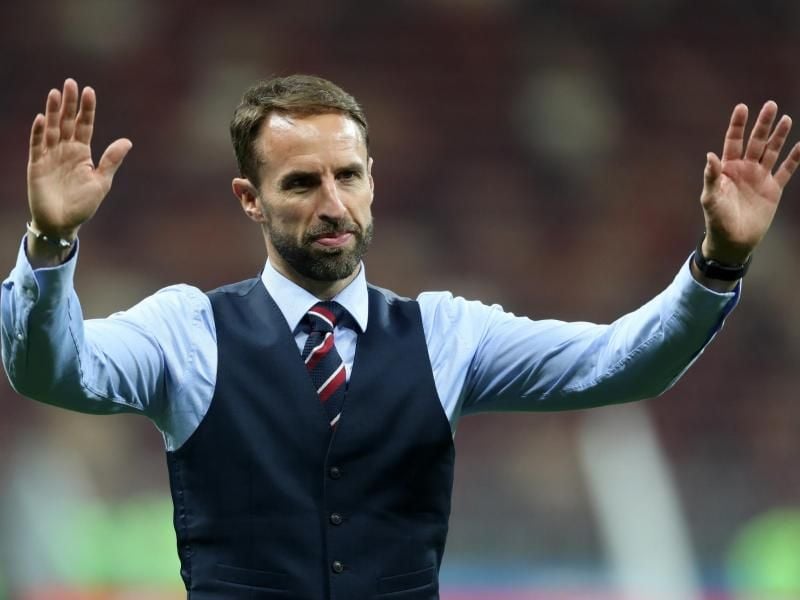 Verhalten verabschiedet sich Englands Trainer Gareth Southgate nach dem Spiel von den Fans. Foto: Owen Humphreys/PA Wire
