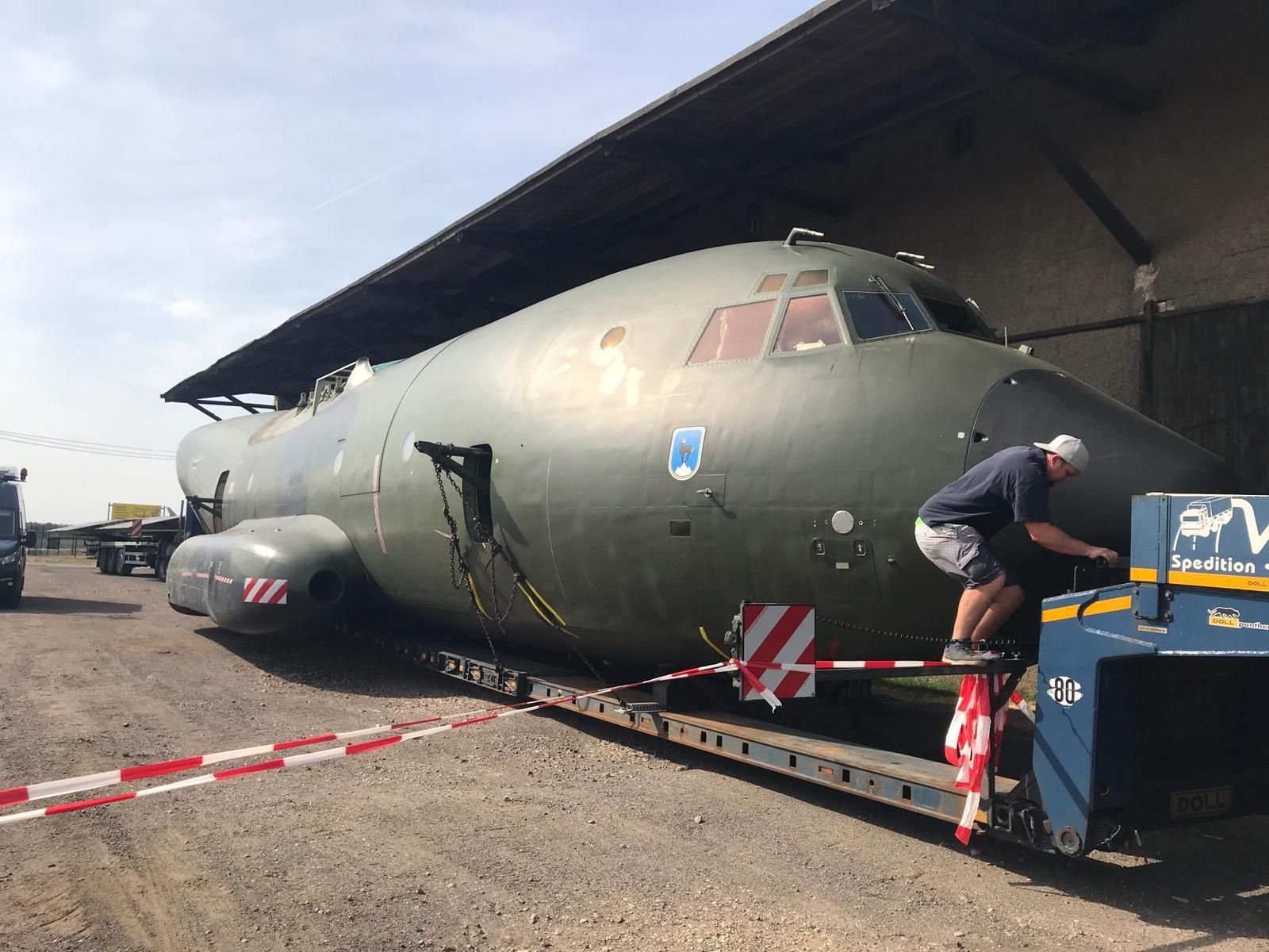 Die Transall C-160 legt einen Zwischenstopp in Oppin ein, bevor es weiter nach Altengrabow geht.