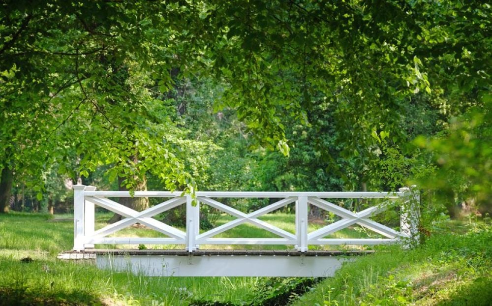 Hier schlendert dieses Jahr niemand: die weiße Brücke im Gutspark.
