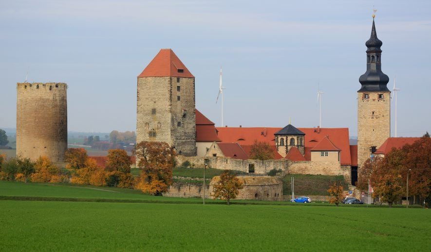 Blick auf die Türme der Burg über der Stadt Querfurt am westlich von Halle/Saale in Sachsen-Anhalt.